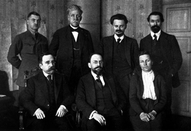 Состав советской делегации в Брест-Литовске. Сидят, слева направо: Каменев, Иоффе, Биценко. Стоят, слева направо: Липский, Стучка, Троцкий, Карахан