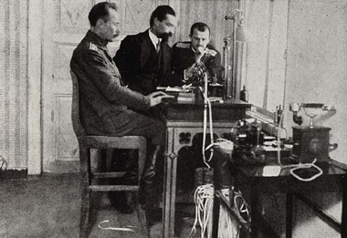 Секретарь советской делегации Карахан у телеграфного аппарата в Брест-Литовске