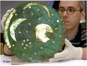 Рис. 6. Немецкий учёный держит диск из Небры в своих руках