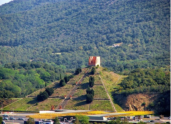 Древняя Пирамида во Франции
