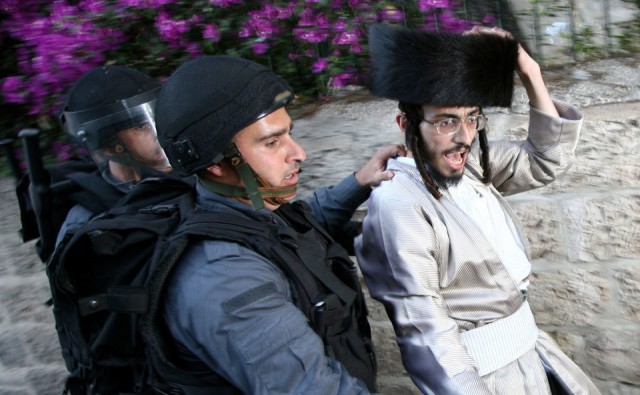 Чужие всем. Околосинагога