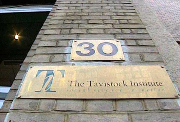 Согласно информации на официальном веб-сайте, «Тавистокский институт человеческих отношений — независимая коммерческая организация, созданная в 1947 году. Организация уделяет особое внимание практическому применению социальных наук и исследованиям в различных областях, включая системы государственного управления, промышленность, торговлю, здравоохранение, образование… Клиентами Тавистокского института являются различные организации — от крупных предприятий до мелких общественных групп национального и международного уровня». В документальном фильме Германа Майрена освещается «тёмная сторона» одной из самых загадочных организаций XX века и современности. Тавистоксткий институт является одной из самых влиятельных групп последних 50-ти лет. Прикрываясь статусом некоммерческой организации, это, возможно, один из самых важных центров социологических исследований по «промывке мозгов» в истории. Это сложная по структуре организация, которая намерена изменить парадигму современного общества и тесно связана с такими же загадочными группами как Бильдерберг или Римский клуб. В этом фильме мы расскажем вам про историю Тавистокского института и постараемся показать, как его деятельность влияет на нашу с вами жизнь, заставляя нас пересмотреть существующую концепцию свободы. Создание Тавистокского института Тавистокский институт был создан в 1947 году в Лондоне на базе клиники с одноимённым названием, когда Хербранд Артур Рассел передал в распоряжение группе медиков, состоящей в основном из психологов, отдельное здание в центре города для проведения исследовательских работ. Будучи в подчинении Вооруженных сил Великобритании, клиника изначально специализировалась на исследованиях постравматического эффекта бомбовых ударов на британских ветеранах Первой мировой войны. Основной целью в этих исследованиях было выявление предела человеческой выносливости, после которого психологическое расстройство неизбежно. Тем не менее, имеющиеся сведения показывают, что эти исследования выходили далеко за рамки обычных научных экспериментов, а в какой-то момент и вовсе положили начало клиническим экспериментам по изучению влияния массового террора в результате массовых бомбёжек гражданского населения, осуществляемых администрациями Рузвельта и Черчилля. Основная идея заключалась в том, чтобы наблюдать за реакцией граждан, находящихся в чрезвычайно стрессовой ситуации и выявить предел выносливости, при котором человек полностью теряет способность сопротивляться. В 1947 году, благодаря частной инвестиции Фонда Рокфеллера, Тавистокская клиника сменила своё название, став Тавистокским институтом человеческих отношений. Таким образом, институт фактически перестал выполнять обязанности, возложенные на него национальным министерством, превратившись в самофинансируемую организацию, отвечающую интересам семьи Рокфеллеров. tavistockbuilding Тависток был одним из сотен аналогичных центров. Две из таких организаций можно выделить на территории США — Управление стратегических служб (позднее преобразовано в ЦРУ) и Гарвардская психологическая клиника. Последнюю возглавлял Курт Левин. Именно в стенах этой клиники была разработана кампания, которая изменила взгляд американцев на Германию, в конечном итоге — подтолкнув США к участию во Второй мировой войне. Разработки в сфере контроля над рабочим классом Шаг за шагом влияние Тавистокского института возрастала. Менее чем за 10 лет Рокфеллеры сумели создать целую сеть трудовых учреждений, в том числе и Министерство труда. Они использовали их для установления физического и психологического контроля над рабочим движением на всей территории США. В этих центрах было разработано несколько способов для саботажа забастовок, внедрения агентуры в профсоюзы и реализации агрессивных планов против рабочего класса. Первоначальная цель была почти достигнута — установить контроль за населением с тем, чтобы реализовать необходимые изменения, а также вывести США в лидеры, заняв место Великобритании — главной мировой силы того времени. Следующей целью было установление Нового мирового порядка, при котором население всей планеты становится послушным и управляется меньшинством. c9bc13c431968c69643332ba0f3e8cf4 С этой целью было опубликовано несколько руководящих документов. Например, «Поведенческая теория ведения трудовых переговоров» Роберта МакКерси. В них даётся пошаговая инструкция по ведению переговоров с профсоюзами, детально исследуется профиль и трудовые характеристики личностей трудовых рабочих объединений. И всё это делается для того, чтобы помочь предприятиям достичь тактического преимущества ещё до начала забастовок. Первые годы для увеличения продуктивности работ, направленных на самомотивированное разрушение человеческого эго, институт применял теории Зигмунда Фрейда относительно бессознательного. Идея заключалась в том, чтобы создать побольше людей с «промытыми мозгами», своего рода зомби, которые были бы удовлетворены условиями жизни на грани голода и не возмущались бы постепенно ухудшающимися условиями труда и заработной платы. Подготовка управленцев Одновременно с этим Тависток готовил будущих мировых лидеров, обучая их способам промывки мозгов и массового контроля, чтобы позднее использовать эти навыки во всём мире. Одним из таких лидеров был Генри Киссинджер — беженец из Германии и бывший студент сэра Джона Ролинза Риза — самого влиятельного директора Тавистокского института из когда-либо занимавших этот пост. Стремительный карьерный рост Киссинджера (одного из влиятельных членов Бильдербергского клуба) невозможно объяснить другими причинами. Дмитрий Медведев и Генри Киссинджер Дмитрий Медведев и Генри Киссинджер Другим таким примером является фигура Джимми Картера. На нём остановил свой выбор психолог Тавистокского института Питер Бёрн. Картеру предназначалось стать президентом США только потому, что в своё время тот участвовал в программе по промывке мозгов в Аннаполисе (штат Мэриленд). Тавистокский институт обладает такой властью в США, что никому и в голову не придёт мысль о том, чтобы не подключиться к одной из его программ, разработанных на основе поведенческой науки. Институт играет фундаментальную роль в установлении Нового мирового порядка. Его директор, а также первый президент и директор Всемирной федерации психического здоровья Джон Роулинг Риз сказал: «Мы должны стремиться к тому, чтобы наши взгляды проникли в каждый вид образовательной деятельности в масштабах всей страны. Общественная жизнь, политика и промышленность должны находиться в сфере нашего влияния». Под руководством Курта Левина Тавистокский институт стал пионером в области применения травматического воздействия для депрограммирования людей. В результате человек может быть перепрограммирован благодаря внедрению новой памяти и ментальных ощущений, заданных лицом или группой лиц, контролирующих его поведение. Основная цель всех этих методов — способствовать развитию однородности людской массы и уничтожить человеческую индивидуальность, потому что именно индивидуальность — самое главное препятствие на пути установления Нового мирового порядка. Идея в том, чтобы создать толпу людей, поведение которых легко прогнозируется, массу, которая повинуется приказам без всяких возражений или вопросов, разрушить человеческую силу воли так, чтобы они не смогли сопротивляться диктаторам Нового мирового порядка. Курт Левин Курт Левин На основе этой идеи в Тавистокском институте разрабатываются новые инструменты для промывки мозгов, установления массового контроля. Одним из таких инструментов являются Рок-н-ролл и наркотики. Секс, наркотики и рок-н-ролл В 1939 году Теодора Адорно попросили посетить США, чтобы руководить одним из исследовательских проектов, осуществляемых на радио Принстона. Это был совместный проект, разработанный Тавистокским институтом, целью которого было найти эффективный метод для управления человеческими массами при помощи музыки. Для этого требовалось применить возможности рок-н-ролла также, как в своё время нацисты использовали радио пропаганду в качестве инструмента для промывки мозгов. Нацисты успешно использовали радио, чтобы распространить взгляды по всему миру. С этой целью, например, в Германии активно поощрялось массовое производство и распространение доступного радио оборудования, способное донести послания нацистов в дом каждого жителя Германии. Почти одновременно с этим швейцарской фармакологической компанией Sandoz AG был разработан препарат, получивший название диэтиламид d-лизергиновой кислоты, более известный как LSD. В 1953 году ЦРУ был начат проект MK-Ultra. Целью этой программы была разработка серий химических, биологических и радиологических материалов для использования в секретных операциях по контролю и изменению человеческого поведения. ЦРУ было уверено, что LSD обеспечит полный доступ к человеческому разуму, благодаря чему будет возможность удалить определённые блоки памяти и заменить их конкретной информацией. Первые опыты с ЛСД были проведены сотрудниками самого ЦРУ, но результаты изучения воздействия препарата на разум людей, использованных в качестве подопытных мышей, оказались плачевными — некоторые из них заболели, а семьям умерших из федерального бюджета были выплачены миллионы долларов компенсации. Не смотря на это, не было возбуждено никаких уголовных дел, а все документальные свидетельства экспериментов были впоследствии уничтожены соответствующими приказами директора проекта MK-Ultra. Аналогичные тесты были проведены на территории Канады. Доктор Эвен Кемерон, председатель правления Больницы им. королевы Виктории в Монреале получил щедрое вознаграждение от ЦРУ за то, что руководил экспериментами по введению больших доз LSD 53-м пациентам и изучению реакций подопытных, которых качали наркотиками и оставляли спать неделями. Олдос Хаксли, автор романа «Дивный новый мир» на конференции в Калифорнийской медицинской школе в Сан Франциско сказал: «В следующем поколении или позднее будет изобретён фармакологический метод, который побудит людей возлюбить неволю и породит «диктаторство без слёз». Иначе говоря, появится нечто вроде безболезненного концентрационного лагеря для всего человечества, в котором у людей фактически отберут их свободы, но они будут только рады этому…» Олдос Хаксли Олдос Хаксли Хаксли не ошибался — эксперименты с LSD были успешными и заложили основу для контр культуры 60-х годов прошлого века и студенческой революции, на организацию которой ЦРУ потратило 25 миллионов долларов. Тысячи студентов высших учебных заведений были использованы ЦРУ в качестве подопытных кроликов, даже не подозревая об этом. Джим Кейт, американский писатель и исследователь написал: «В одной из служебных записок ФБР от 1968 года отмечено, что Greatful Dead и другие группы были использованы для того, чтобы переориентировать всю силу молодёжного инакомыслия и протеста в направлении менее безобидной и не представляющей угрозу. Они сыграли существенную роль как инструменты, заставившие молодых людей принимать наркотики и заниматься мистицизмом, отвлекая их от политики». Зимой 1992 года Майкл Минничино объяснил это на страницах журнала FIDELIO: «Галлюциногены обладают необыкновенной способностью делать людей асоциальными, абсолютно эгоцентричными и объектозависимыми». Идея свободной любви и культура, взращённая под популярным лозунгом хиппи «Власть цветам!», оказалась очень революционной, хотя на самом деле была результатом заранее спланированной политики, проведённой Франкфуртской школой до 1920 года. Одним из таких экспериментов был опробован в коммуне Аскона (Швейцария). Даже знаменитый лозунг Тома Хейдена «Не доверяй никому старше 30 лет» был ничем иным, как парафраза из слов Руперта Брука, сказанных им ещё в 1905 году: «Не трать своё время на разговоры с тем, кому за 30!». 209745285 Всё это происходило на сером фоне Вьетнамской войны и характеризовалось всеобщими волнениями. Война была использована в качестве предлога для создания антивоенного движения, в конечном итоге вылившегося в полное отчаяние и моральное расстройство людей. В результате американская молодёжь в скором времени стала наркозависимой. Разочарование итогами войны превратило участников протестного движения в легко доступную мишень тех, кому было выгодно манипулировать ими при помощи LSD. Самыми подходящими полигонами для подтверждения эффективности новых методов контроля были, несомненно, крупные молодёжные фестивали, где миллионам подопытных кроликов от 15 до 25 лет абсолютно бесплатно раздавали LSD. В результате появилась новая культура наркотиков, впоследствии названная культурой «нью эйдж». The_Who Первый из таких фестивалей — Монтерейский международный фестиваль популярной музыки, прошёл в 1967 году. Это был трёхдневный концерт, организованный на территории окружной ярмарки городка Монтерей (штат Калифорния), в котором участвовало около 200 000 молодых людей. Этот шаблон стал своего рода шаблоном для будущих музыкальных мероприятий, таких как Вудстокский фестиваль, проведённый двумя годами позже. На таких концертах жертвы изолировались, практически отрезались от общества, пребывая в окружении грязи, пичкая себя психоделическими препаратами и «отключаясь» на несколько дней. И всё это происходило при пособничестве FBI и высших чинов в правительстве. Вот что писала газета New York times 17 августа: «Этой ночью один из сотрудников организатора фестиваля сделал предупреждение относительно дури, которую предлагали участникам концерта: «Люди жалуются на то, что тут кого-то травят ядом. Это не яд, а просто дурь, которая кажется маслянистой на ощупь. Так что если тут кто-то думает, что это яд, мой вам совет — забудьте об этом и делайте как все, глотайте только пол таблетки». Это предупреждение о том, что «глотать только пол таблетки», было сделано Веви Греви — агентом MK-Ultra. Наркотики, секс, рок-н-ролл, массовые протесты по всей стране, хиппи, молодёжные общины, любители марихуаны, президентство Никсона, Вьетнамская война… Всё это разрывало американское общество изнутри. Происходило столкновение нового и старого мира. А в это время сторонники политики «силы цветов» даже не догадывались о том, что всё происходящее было лишь частью секретного социального плана, разработанного некими дьявольскими умами человечества. Спрятавшись за стенами престижных фондов, корпораций и исследовательских центров, подотчётных только Фонду Рокфеллера, эти кукловоды из мира финансов и политики использовали поп-культуру для отчуждения масс и блокировки социального развития. секс-наркотики-рок-н-ролл-лето-296610 Между 1965 и 1967 годами психоделическое движение набрало силу и достигло своего пика в Вудстоке. Однако, вскоре после этого оно исчезло также быстро, как и сформировалось. LSD стало старомодным, умерли Джимми Хендрикс, Джанис Джоплин, а позднее — Джим Моррисон. Исчез Тимоти Лири. Проиграв войну во Вьетнаме, США встретили 70-е великой депрессией. Телевидение Но и в этот раз Тависток был на месте, готовый воспользоваться апатией народа в целях собственной выгоды. В очень скором времени была заложена основа для ведения бесшумных войн, так называемых «войн с использованием бесшумных видов вооружений». Таким образом, например, появился канал MTV. С каждым днём росло среднее количество часов, проводимых перед экранами телевизоров. В середине 70-х люди уделяли этому занятию большую часть своего времени после сна и рабочих часов — почти 6 часов в день. С начала продаж магнитофонов и игровых консолей это время выросло ещё больше. Дети школьного возраста проводили за телевизором почти столько же, сколько спали. 1 августа 1981 года Роберт Питман начинает вещание MTV — телевизионного канала, транслирующего музыкальные видеоклипы и поп-музыку для подростковой аудитории. Сегодня хозяином канала является медиа империя Viacom, известная как корпорация CBS. Её президент и исполнительный директор Самнер Редстоун является членом Бильдербергского клуба и Совета по Международным отношениям. Самнер Редстоун Самнер Редстоун Фактически, медиа корпорация придерживается метода, установленного ещё одним тавистокским исследованием. В течение короткого промежутка времени зритель подвергается агрессивной, но в то же время невидимой промывке мозгов. Он уверен в том, что обладает способностью сделать выбор — также, как и наркоман, глупо верящий в то, что может контролировать уровень своей зависимости, тогда как на самом деле всё происходит с точностью да наоборот. В результате нескольких исследований, проведенных Тавистокским институтом, было выяснено, что ещё с детства в голове у каждого человека создаются подсознательные связи с песнями, которые им довелось когда-то слышать. Эти связи в течение долгого времени пребывают в пассивной, скрытной форме, но стоит только услышать их снова, как память оживает — нас «уносит» в прошлое, у нас появляется настроение ребячества, детской игривости, нас возвращает к чувствам, которые мы испытывали, впервые услышав эту песню… Но как телевизор может стать наркотиком? Когда мы смотрим телевизор правое полушарие нашего мозга становится более активным, чем левое. Переключение от левого полушария к правому сопровождается выбросом бета-эндорфинов и энкефалинов — они оба относятся к классу эндорфинов и известны как природные опиаты, то есть естественные наркотические вещества нашего организма. Они обладают одинаковой структурой с опиумом и его производными. Другими словами, телевидение — есть ничто иное как высокотехнологичная система производства наркотиков, ничем не отличающихся от других наркотических веществ по уровню зависимости. В момент, когда в наш мозг вбрасывается большое количество эндорфинов, верхние слои мозга, например, медиальный край новая кора, теряет свою активность. Активной становится лимбическая система головного мозга — это область, также известная как рептильный комплекс, реагирует на окружающую среду, отвечая на воздействие очень простыми ответами, глубоко прописанными в структуре нашего ДНК. Эти нижние области мозга также не могут отделить реальность от вымысла, ибо за это отвечает новая кора — неокортекс. Мы реагируем на то, что показывают по телевизору, как если бы всё это происходило на самом деле. Исследования показали, что чрезмерная активность нижних слоёв головного мозга может вызвать атрофию верхних слоёв. Фредерик Эмери — один из опытнейших социальных инженеров своего поколения и член Тавистокского института, сказал: «В каком-то смысле телевизор можно считать технологичным аналогом гипнотизёра». Телевизор — это мощный инструмент для формирования общественного и пресечения индивидуального мнения. Мы воспринимаем то, что видим на экране за реальность, потому что этого же мнения придерживается большинство окружающих нас людей. Взять, например, выпуски новостей, изобилующие бесчисленным множеством разнообразных изображений и видео кадров, вроде поджёга флага населением ближневосточных стран после событий 11 сентября. На самом деле нам показывали старые видео материалы. nacizm Другим ярким примером являются диснеевские мультфильмы. Кстати, наверное, многие из вас не знают о том, что во время Второй мировой войны Уолт Дисней и его брат участвовали в производстве пропагандистских фильмов, просмотренных цензурой департаментом контроля Тавистокского института. Как говорил сам Дисней, Если бы все вели себя как дети, не было бы никаких проблем. Но даже детям приходится расти… Превращение взрослых в легко контролируемых людей — методика, давно сформулированная в теориях Адорно. «Улица Сезам» «Улица Сезам» — образовательное шоу, созданное в 1966 году. Оригинальной задумкой авторов было подготовить детей к школе. На самом деле преследовалась другая цель. Малкольм Гладвелл, представитель Тавистока, признался: «Улица Сезам» была создана в соответствии с новым взглядом. Если бы мы могли привлечь внимание детей, то могли бы воспитать их». Тем не менее, существует довольно много исследований, которые подтверждают, что это шоу никак не способствовало воспитанию детей, а во многих случаях препятствовало к пониманию ими более сложных вещей. И самое главное — результаты этих исследований показывают, что дети становятся зависимыми от шоу. И эта зависимость принуждает их смотреть любую другую телепрограмму. 26769_hd Нейл Постман, преподаватель Нью-Йоркского университета в своей книге «Развлекая себя до смерти» пишет: «Улица Сезам» не поощряет у детей любовь к школе или к всякому, что с ней связано. Она поощряет у них любовь к телевизору». Самым лучшим подтверждением этого, как всегда, послужит проверка источников доходов от производства шоу. Было выяснено, что деньги поступают непосредственно из Фонда Карнеги, который тоже находится под контролем Рокфеллеров. А те получают деньги из ЦРУ, Трёхсторонней комиссии (тоже подконтрольной Рокфеллерам), Совета по международным отношениям, Carlyle Group (основан бывшим президентом США Джорджем Бушем-старшим и бывшим главой Пентагона Дональдом Рамсфилдом), от нескольких менее известных членов семьи Бен-Ладен и тайного общества Йельского университета «Череп и кости». Реклама Конечно же, ещё более привлекательной областью для расширения деятельности Тавистокского института является реклама, где крупные корпорации буквально на пустом месте создают тренды, чтобы удовлетворить нужды, в которых вы не нуждаетесь. Ярчайшим примером промывки мозгов подростков и детей может послужить образ верблюда Джо, который в определённый момент стал также популярен среди детей, как и мышонок Микки. Верблюд Джо был выдуман в 1987 году, когда накануне своего 75-летия компания-производитель искала новые идеи для ребрендинга своего товара. В архивах был найден рисунок, сделанный в 1974 году неким Билли Култоном. Это была карикатура на оригинальное изображение верблюда с пачки сигарет, производимых ещё с 1913 года. pubblicita_062 В 1991 году печатный орган Американской Медицинской Ассоциации опубликовал статью, которая подтверждала, что новое изображение верблюда ассоциировалось у детей с маркой сигарет в той же мере, как логотип студии Дисней напоминал им мышонка Микки. Компания-производитель же утверждала, что к маркетинговым исследованием, проведённым ещё до начала рекламной кампании, были привлечены взрослые люди и основное внимание уделялось курильщикам, покупающим сигареты других марок. Впрочем, верблюд Джо ещё долго оставался эмблемой марки, даже когда 33% подростков нелегально отдавали предпочтение сигаретам Camel. Рекламная кампания имела огромный успех и на подсознательном уровне у детей — сумела связать вымышленного персонажа с маркой сигарет. «Наша компания понимает, что реклама сигарет может отрицательно воздействовать на детей, поэтому мы согласились больше не использовать изображение верблюда Джо в своих рекламных кампаниях. Но значит ли это, что дети больше не должны любить верблюда Джо? Никак нет! Ребята, верблюд Джо исчез с пачек сигарет, но вернулся с собственным мультипликационным шоу! Приглашаем вас посмотреть шоу верблюда Джо, в котором нет никаких сигарет…» В середине 1997 года Camel решила временно приостановить рекламную кампанию. Решающую роль сыграло давление, оказанное на компанию-производителя со стороны Конгресса США, общественных групп и многочисленные судебные иски. Joe_Chemo_8x10 Помимо СМИ, нам следует помнить и о крупнейших изданиях, которые также подчиняются Бильдербергскому клубу и Совету по международным отношениям. Они акцентируют внимание читателя на конкретных темах и устанавливают пределы обсуждения. Они могут эффективно создавать нестабильную медиа атмосферу глобальных масштабов, которая соответствует планам, вынашиваемым сторонниками Нового мирового порядка. R2YafpHBcLI Благодаря Тавистокскому институту была разработана теория социальной турбулентности, согласно которой недовольство населения можно смягчить при помощи таких инструментов, как создание искусственного дефицита энергоснабжения, экономические и финансовые кризисы, а также террористические атаки: «Если впечатлительность масс и отрицательные настроения в обществе усиливаются, то возможно создать атмосферу коллективного психоза. Этого легко добиться с помощью телевизора. Но какой же смысл, поддерживать постоянный уровень страха в обществе? Ответ прост — добиться разложения в обществе, заставив людей искать любые возможности для того, чтобы скрыться от террора, ставшего результатом невыносимой реальности, вынудить их отказаться от своих мнений и находить удовольствие в популярных развлечениях, сделать их склонным к припадкам гнева…» Проект «Мнение». Тавистокский институт человеческих отношений. «Диктатура без слёз»