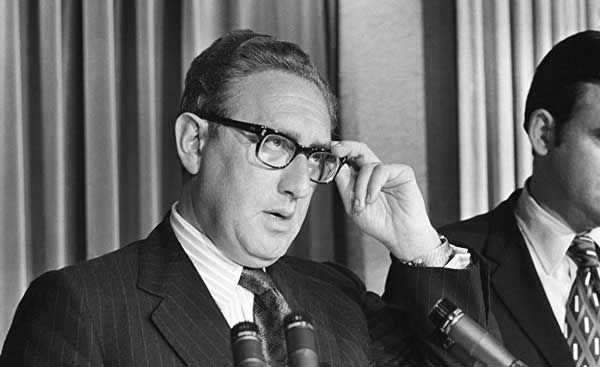 Согласно информации на официальном веб-сайте, «Тавистокский институт человеческих отношений — независимая коммерческая организация, созданная в 1947 году. Организация уделяет особое внимание практическому применению социальных наук и исследованиям в различных областях, включая системы государственного управления, промышленность, торговлю, здравоохранение, образование… Клиентами Тавистокского института являются различные организации — от крупных предприятий до мелких общественных групп национального и международного уровня». В документальном фильме Германа Майрена освещается «тёмная сторона» одной из самых загадочных организаций XX века и современности. Тавистоксткий институт является одной из самых влиятельных групп последних 50-ти лет. Прикрываясь статусом некоммерческой организации, это, возможно, один из самых важных центров социологических исследований по «промывке мозгов» в истории. Это сложная по структуре организация, которая намерена изменить парадигму современного общества и тесно связана с такими же загадочными группами как Бильдерберг или Римский клуб. В этом фильме мы расскажем вам про историю Тавистокского института и постараемся показать, как его деятельность влияет на нашу с вами жизнь, заставляя нас пересмотреть существующую концепцию свободы. Создание Тавистокского института Тавистокский институт был создан в 1947 году в Лондоне на базе клиники с одноимённым названием, когда Хербранд Артур Рассел передал в распоряжение группе медиков, состоящей в основном из психологов, отдельное здание в центре города для проведения исследовательских работ. Будучи в подчинении Вооруженных сил Великобритании, клиника изначально специализировалась на исследованиях постравматического эффекта бомбовых ударов на британских ветеранах Первой мировой войны. Основной целью в этих исследованиях было выявление предела человеческой выносливости, после которого психологическое расстройство неизбежно. Тем не менее, имеющиеся сведения показывают, что эти исследования выходили далеко за рамки обычных научных экспериментов, а в какой-то момент и вовсе положили начало клиническим экспериментам по изучению влияния массового террора в результате массовых бомбёжек гражданского населения, осуществляемых администрациями Рузвельта и Черчилля. Основная идея заключалась в том, чтобы наблюдать за реакцией граждан, находящихся в чрезвычайно стрессовой ситуации и выявить предел выносливости, при котором человек полностью теряет способность сопротивляться. В 1947 году, благодаря частной инвестиции Фонда Рокфеллера, Тавистокская клиника сменила своё название, став Тавистокским институтом человеческих отношений. Таким образом, институт фактически перестал выполнять обязанности, возложенные на него национальным министерством, превратившись в самофинансируемую организацию, отвечающую интересам семьи Рокфеллеров. tavistockbuilding Тависток был одним из сотен аналогичных центров. Две из таких организаций можно выделить на территории США — Управление стратегических служб (позднее преобразовано в ЦРУ) и Гарвардская психологическая клиника. Последнюю возглавлял Курт Левин. Именно в стенах этой клиники была разработана кампания, которая изменила взгляд американцев на Германию, в конечном итоге — подтолкнув США к участию во Второй мировой войне. Разработки в сфере контроля над рабочим классом Шаг за шагом влияние Тавистокского института возрастала. Менее чем за 10 лет Рокфеллеры сумели создать целую сеть трудовых учреждений, в том числе и Министерство труда. Они использовали их для установления физического и психологического контроля над рабочим движением на всей территории США. В этих центрах было разработано несколько способов для саботажа забастовок, внедрения агентуры в профсоюзы и реализации агрессивных планов против рабочего класса. Первоначальная цель была почти достигнута — установить контроль за населением с тем, чтобы реализовать необходимые изменения, а также вывести США в лидеры, заняв место Великобритании — главной мировой силы того времени. Следующей целью было установление Нового мирового порядка, при котором население всей планеты становится послушным и управляется меньшинством. c9bc13c431968c69643332ba0f3e8cf4 С этой целью было опубликовано несколько руководящих документов. Например, «Поведенческая теория ведения трудовых переговоров» Роберта МакКерси. В них даётся пошаговая инструкция по ведению переговоров с профсоюзами, детально исследуется профиль и трудовые характеристики личностей трудовых рабочих объединений. И всё это делается для того, чтобы помочь предприятиям достичь тактического преимущества ещё до начала забастовок. Первые годы для увеличения продуктивности работ, направленных на самомотивированное разрушение человеческого эго, институт применял теории Зигмунда Фрейда относительно бессознательного. Идея заключалась в том, чтобы создать побольше людей с «промытыми мозгами», своего рода зомби, которые были бы удовлетворены условиями жизни на грани голода и не возмущались бы постепенно ухудшающимися условиями труда и заработной платы. Подготовка управленцев Одновременно с этим Тависток готовил будущих мировых лидеров, обучая их способам промывки мозгов и массового контроля, чтобы позднее использовать эти навыки во всём мире. Одним из таких лидеров был Генри Киссинджер — беженец из Германии и бывший студент сэра Джона Ролинза Риза — самого влиятельного директора Тавистокского института из когда-либо занимавших этот пост. Стремительный карьерный рост Киссинджера (одного из влиятельных членов Бильдербергского клуба) невозможно объяснить другими причинами. Дмитрий Медведев и Генри Киссинджер Дмитрий Медведев и Генри Киссинджер Другим таким примером является фигура Джимми Картера. На нём остановил свой выбор психолог Тавистокского института Питер Бёрн. Картеру предназначалось стать президентом США только потому, что в своё время тот участвовал в программе по промывке мозгов в Аннаполисе (штат Мэриленд). Тавистокский институт обладает такой властью в США, что никому и в голову не придёт мысль о том, чтобы не подключиться к одной из его программ, разработанных на основе поведенческой науки. Институт играет фундаментальную роль в установлении Нового мирового порядка. Его директор, а также первый президент и директор Всемирной федерации психического здоровья Джон Роулинг Риз сказал: «Мы должны стремиться к тому, чтобы наши взгляды проникли в каждый вид образовательной деятельности в масштабах всей страны. Общественная жизнь, политика и промышленность должны находиться в сфере нашего влияния». Под руководством Курта Левина Тавистокский институт стал пионером в области применения травматического воздействия для депрограммирования людей. В результате человек может быть перепрограммирован благодаря внедрению новой памяти и ментальных ощущений, заданных лицом или группой лиц, контролирующих его поведение. Основная цель всех этих методов — способствовать развитию однородности людской массы и уничтожить человеческую индивидуальность, потому что именно индивидуальность — самое главное препятствие на пути установления Нового мирового порядка. Идея в том, чтобы создать толпу людей, поведение которых легко прогнозируется, массу, которая повинуется приказам без всяких возражений или вопросов, разрушить человеческую силу воли так, чтобы они не смогли сопротивляться диктаторам Нового мирового порядка. Курт Левин Курт Левин На основе этой идеи в Тавистокском институте разрабатываются новые инструменты для промывки мозгов, установления массового контроля. Одним из таких инструментов являются Рок-н-ролл и наркотики. Секс, наркотики и рок-н-ролл В 1939 году Теодора Адорно попросили посетить США, чтобы руководить одним из исследовательских проектов, осуществляемых на радио Принстона. Это был совместный проект, разработанный Тавистокским институтом, целью которого было найти эффективный метод для управления человеческими массами при помощи музыки. Для этого требовалось применить возможности рок-н-ролла также, как в своё время нацисты использовали радио пропаганду в качестве инструмента для промывки мозгов. Нацисты успешно использовали радио, чтобы распространить взгляды по всему миру. С этой целью, например, в Германии активно поощрялось массовое производство и распространение доступного радио оборудования, способное донести послания нацистов в дом каждого жителя Германии. Почти одновременно с этим швейцарской фармакологической компанией Sandoz AG был разработан препарат, получивший название диэтиламид d-лизергиновой кислоты, более известный как LSD. В 1953 году ЦРУ был начат проект MK-Ultra. Целью этой программы была разработка серий химических, биологических и радиологических материалов для использования в секретных операциях по контролю и изменению человеческого поведения. ЦРУ было уверено, что LSD обеспечит полный доступ к человеческому разуму, благодаря чему будет возможность удалить определённые блоки памяти и заменить их конкретной информацией. Первые опыты с ЛСД были проведены сотрудниками самого ЦРУ, но результаты изучения воздействия препарата на разум людей, использованных в качестве подопытных мышей, оказались плачевными — некоторые из них заболели, а семьям умерших из федерального бюджета были выплачены миллионы долларов компенсации. Не смотря на это, не было возбуждено никаких уголовных дел, а все документальные свидетельства экспериментов были впоследствии уничтожены соответствующими приказами директора проекта MK-Ultra. Аналогичные тесты были проведены на территории Канады. Доктор Эвен Кемерон, председатель правления Больницы им. королевы Виктории в Монреале получил щедрое вознаграждение от ЦРУ за то, что руководил экспериментами по введению больших доз LSD 53-м пациентам и изучению реакций подопытных, которых качали наркотиками и оставляли спать неделями. Олдос Хаксли, автор романа «Дивный новый мир» на конференции в Калифорнийской медицинской школе в Сан Франциско сказал: «В следующем поколении или позднее будет изобретён фармакологический метод, который побудит людей возлюбить неволю и породит «диктаторство без слёз». Иначе говоря, появится нечто вроде безболезненного концентрационного лагеря для всего человечества, в котором у людей фактически отберут их свободы, но они будут только рады этому…» Олдос Хаксли Олдос Хаксли Хаксли не ошибался — эксперименты с LSD были успешными и заложили основу для контр культуры 60-х годов прошлого века и студенческой революции, на организацию которой ЦРУ потратило 25 миллионов долларов. Тысячи студентов высших учебных заведений были использованы ЦРУ в качестве подопытных кроликов, даже не подозревая об этом. Джим Кейт, американский писатель и исследователь написал: «В одной из служебных записок ФБР от 1968 года отмечено, что Greatful Dead и другие группы были использованы для того, чтобы переориентировать всю силу молодёжного инакомыслия и протеста в направлении менее безобидной и не представляющей угрозу. Они сыграли существенную роль как инструменты, заставившие молодых людей принимать наркотики и заниматься мистицизмом, отвлекая их от политики». Зимой 1992 года Майкл Минничино объяснил это на страницах журнала FIDELIO: «Галлюциногены обладают необыкновенной способностью делать людей асоциальными, абсолютно эгоцентричными и объектозависимыми». Идея свободной любви и культура, взращённая под популярным лозунгом хиппи «Власть цветам!», оказалась очень революционной, хотя на самом деле была результатом заранее спланированной политики, проведённой Франкфуртской школой до 1920 года. Одним из таких экспериментов был опробован в коммуне Аскона (Швейцария). Даже знаменитый лозунг Тома Хейдена «Не доверяй никому старше 30 лет» был ничем иным, как парафраза из слов Руперта Брука, сказанных им ещё в 1905 году: «Не трать своё время на разговоры с тем, кому за 30!». 209745285 Всё это происходило на сером фоне Вьетнамской войны и характеризовалось всеобщими волнениями. Война была использована в качестве предлога для создания антивоенного движения, в конечном итоге вылившегося в полное отчаяние и моральное расстройство людей. В результате американская молодёжь в скором времени стала наркозависимой. Разочарование итогами войны превратило участников протестного движения в легко доступную мишень тех, кому было выгодно манипулировать ими при помощи LSD. Самыми подходящими полигонами для подтверждения эффективности новых методов контроля были, несомненно, крупные молодёжные фестивали, где миллионам подопытных кроликов от 15 до 25 лет абсолютно бесплатно раздавали LSD. В результате появилась новая культура наркотиков, впоследствии названная культурой «нью эйдж». The_Who Первый из таких фестивалей — Монтерейский международный фестиваль популярной музыки, прошёл в 1967 году. Это был трёхдневный концерт, организованный на территории окружной ярмарки городка Монтерей (штат Калифорния), в котором участвовало около 200 000 молодых людей. Этот шаблон стал своего рода шаблоном для будущих музыкальных мероприятий, таких как Вудстокский фестиваль, проведённый двумя годами позже. На таких концертах жертвы изолировались, практически отрезались от общества, пребывая в окружении грязи, пичкая себя психоделическими препаратами и «отключаясь» на несколько дней. И всё это происходило при пособничестве FBI и высших чинов в правительстве. Вот что писала газета New York times 17 августа: «Этой ночью один из сотрудников организатора фестиваля сделал предупреждение относительно дури, которую предлагали участникам концерта: «Люди жалуются на то, что тут кого-то травят ядом. Это не яд, а просто дурь, которая кажется маслянистой на ощупь. Так что если тут кто-то думает, что это яд, мой вам совет — забудьте об этом и делайте как все, глотайте только пол таблетки». Это предупреждение о том, что «глотать только пол таблетки», было сделано Веви Греви — агентом MK-Ultra. Наркотики, секс, рок-н-ролл, массовые протесты по всей стране, хиппи, молодёжные общины, любители марихуаны, президентство Никсона, Вьетнамская война… Всё это разрывало американское общество изнутри. Происходило столкновение нового и старого мира. А в это время сторонники политики «силы цветов» даже не догадывались о том, что всё происходящее было лишь частью секретного социального плана, разработанного некими дьявольскими умами человечества. Спрятавшись за стенами престижных фондов, корпораций и исследовательских центров, подотчётных только Фонду Рокфеллера, эти кукловоды из мира финансов и политики использовали поп-культуру для отчуждения масс и блокировки социального развития. секс-наркотики-рок-н-ролл-лето-296610 Между 1965 и 1967 годами психоделическое движение набрало силу и достигло своего пика в Вудстоке. Однако, вскоре после этого оно исчезло также быстро, как и сформировалось. LSD стало старомодным, умерли Джимми Хендрикс, Джанис Джоплин, а позднее — Джим Моррисон. Исчез Тимоти Лири. Проиграв войну во Вьетнаме, США встретили 70-е великой депрессией. Телевидение Но и в этот раз Тависток был на месте, готовый воспользоваться апатией народа в целях собственной выгоды. В очень скором времени была заложена основа для ведения бесшумных войн, так называемых «войн с использованием бесшумных видов вооружений». Таким образом, например, появился канал MTV. С каждым днём росло среднее количество часов, проводимых перед экранами телевизоров. В середине 70-х люди уделяли этому занятию большую часть своего времени после сна и рабочих часов — почти 6 часов в день. С начала продаж магнитофонов и игровых консолей это время выросло ещё больше. Дети школьного возраста проводили за телевизором почти столько же, сколько спали. 1 августа 1981 года Роберт Питман начинает вещание MTV — телевизионного канала, транслирующего музыкальные видеоклипы и поп-музыку для подростковой аудитории. Сегодня хозяином канала является медиа империя Viacom, известная как корпорация CBS. Её президент и исполнительный директор Самнер Редстоун является членом Бильдербергского клуба и Совета по Международным отношениям. Самнер Редстоун Самнер Редстоун Фактически, медиа корпорация придерживается метода, установленного ещё одним тавистокским исследованием. В течение короткого промежутка времени зритель подвергается агрессивной, но в то же время невидимой промывке мозгов. Он уверен в том, что обладает способностью сделать выбор — также, как и наркоман, глупо верящий в то, что может контролировать уровень своей зависимости, тогда как на самом деле всё происходит с точностью да наоборот. В результате нескольких исследований, проведенных Тавистокским институтом, было выяснено, что ещё с детства в голове у каждого человека создаются подсознательные связи с песнями, которые им довелось когда-то слышать. Эти связи в течение долгого времени пребывают в пассивной, скрытной форме, но стоит только услышать их снова, как память оживает — нас «уносит» в прошлое, у нас появляется настроение ребячества, детской игривости, нас возвращает к чувствам, которые мы испытывали, впервые услышав эту песню… Но как телевизор может стать наркотиком? Когда мы смотрим телевизор правое полушарие нашего мозга становится более активным, чем левое. Переключение от левого полушария к правому сопровождается выбросом бета-эндорфинов и энкефалинов — они оба относятся к классу эндорфинов и известны как природные опиаты, то есть естественные наркотические вещества нашего организма. Они обладают одинаковой структурой с опиумом и его производными. Другими словами, телевидение — есть ничто иное как высокотехнологичная система производства наркотиков, ничем не отличающихся от других наркотических веществ по уровню зависимости. В момент, когда в наш мозг вбрасывается большое количество эндорфинов, верхние слои мозга, например, медиальный край новая кора, теряет свою активность. Активной становится лимбическая система головного мозга — это область, также известная как рептильный комплекс, реагирует на окружающую среду, отвечая на воздействие очень простыми ответами, глубоко прописанными в структуре нашего ДНК. Эти нижние области мозга также не могут отделить реальность от вымысла, ибо за это отвечает новая кора — неокортекс. Мы реагируем на то, что показывают по телевизору, как если бы всё это происходило на самом деле. Исследования показали, что чрезмерная активность нижних слоёв головного мозга может вызвать атрофию верхних слоёв. Фредерик Эмери — один из опытнейших социальных инженеров своего поколения и член Тавистокского института, сказал: «В каком-то смысле телевизор можно считать технологичным аналогом гипнотизёра». Телевизор — это мощный инструмент для формирования общественного и пресечения индивидуального мнения. Мы воспринимаем то, что видим на экране за реальность, потому что этого же мнения придерживается большинство окружающих нас людей. Взять, например, выпуски новостей, изобилующие бесчисленным множеством разнообразных изображений и видео кадров, вроде поджёга флага населением ближневосточных стран после событий 11 сентября. На самом деле нам показывали старые видео материалы. nacizm Другим ярким примером являются диснеевские мультфильмы. Кстати, наверное, многие из вас не знают о том, что во время Второй мировой войны Уолт Дисней и его брат участвовали в производстве пропагандистских фильмов, просмотренных цензурой департаментом контроля Тавистокского института. Как говорил сам Дисней, Если бы все вели себя как дети, не было бы никаких проблем. Но даже детям приходится расти… Превращение взрослых в легко контролируемых людей — методика, давно сформулированная в теориях Адорно. «Улица Сезам» «Улица Сезам» — образовательное шоу, созданное в 1966 году. Оригинальной задумкой авторов было подготовить детей к школе. На самом деле преследовалась другая цель. Малкольм Гладвелл, представитель Тавистока, признался: «Улица Сезам» была создана в соответствии с новым взглядом. Если бы мы могли привлечь внимание детей, то могли бы воспитать их». Тем не менее, существует довольно много исследований, которые подтверждают, что это шоу никак не способствовало воспитанию детей, а во многих случаях препятствовало к пониманию ими более сложных вещей. И самое главное — результаты этих исследований показывают, что дети становятся зависимыми от шоу. И эта зависимость принуждает их смотреть любую другую телепрограмму. 26769_hd Нейл Постман, преподаватель Нью-Йоркского университета в своей книге «Развлекая себя до смерти» пишет: «Улица Сезам» не поощряет у детей любовь к школе или к всякому, что с ней связано. Она поощряет у них любовь к телевизору». Самым лучшим подтверждением этого, как всегда, послужит проверка источников доходов от производства шоу. Было выяснено, что деньги поступают непосредственно из Фонда Карнеги, который тоже находится под контролем Рокфеллеров. А те получают деньги из ЦРУ, Трёхсторонней комиссии (тоже подконтрольной Рокфеллерам), Совета по международным отношениям, Carlyle Group (основан бывшим президентом США Джорджем Бушем-старшим и бывшим главой Пентагона Дональдом Рамсфилдом), от нескольких менее известных членов семьи Бен-Ладен и тайного общества Йельского университета «Череп и кости». Реклама Конечно же, ещё более привлекательной областью для расширения деятельности Тавистокского института является реклама, где крупные корпорации буквально на пустом месте создают тренды, чтобы удовлетворить нужды, в которых вы не нуждаетесь. Ярчайшим примером промывки мозгов подростков и детей может послужить образ верблюда Джо, который в определённый момент стал также популярен среди детей, как и мышонок Микки. Верблюд Джо был выдуман в 1987 году, когда накануне своего 75-летия компания-производитель искала новые идеи для ребрендинга своего товара. В архивах был найден рисунок, сделанный в 1974 году неким Билли Култоном. Это была карикатура на оригинальное изображение верблюда с пачки сигарет, производимых ещё с 1913 года. pubblicita_062 В 1991 году печатный орган Американской Медицинской Ассоциации опубликовал статью, которая подтверждала, что новое изображение верблюда ассоциировалось у детей с маркой сигарет в той же мере, как логотип студии Дисней напоминал им мышонка Микки. Компания-производитель же утверждала, что к маркетинговым исследованием, проведённым ещё до начала рекламной кампании, были привлечены взрослые люди и основное внимание уделялось курильщикам, покупающим сигареты других марок. Впрочем, верблюд Джо ещё долго оставался эмблемой марки, даже когда 33% подростков нелегально отдавали предпочтение сигаретам Camel. Рекламная кампания имела огромный успех и на подсознательном уровне у детей — сумела связать вымышленного персонажа с маркой сигарет. «Наша компания понимает, что реклама сигарет может отрицательно воздействовать на детей, поэтому мы согласились больше не использовать изображение верблюда Джо в своих рекламных кампаниях. Но значит ли это, что дети больше не должны любить верблюда Джо? Никак нет! Ребята, верблюд Джо исчез с пачек сигарет, но вернулся с собственным мультипликационным шоу! Приглашаем вас посмотреть шоу верблюда Джо, в котором нет никаких сигарет…» В середине 1997 года Camel решила временно приостановить рекламную кампанию. Решающую роль сыграло давление, оказанное на компанию-производителя со стороны Конгресса США, общественных групп и многочисленные судебные иски. Joe_Chemo_8x10 Помимо СМИ, нам следует помнить и о крупнейших изданиях, которые также подчиняются Бильдербергскому клубу и Совету по международным отношениям. Они акцентируют внимание читателя на конкретных темах и устанавливают пределы обсуждения. Они могут эффективно создавать нестабильную медиа атмосферу глобальных масштабов, которая соответствует планам, вынашиваемым сторонниками Нового мирового порядка. R2YafpHBcLI Благодаря Тавистокскому институту была разработана теория социальной турбулентности, согласно которой недовольство населения можно смягчить при помощи таких инструментов, как создание искусственного дефицита энергоснабжения, экономические и финансовые кризисы, а также террористические атаки: «Если впечатлительность масс и отрицательные настроения в обществе усиливаются, то возможно создать атмосферу коллективного психоза. Этого легко добиться с помощью телевизора. Но какой же смысл, поддерживать постоянный уровень страха в обществе? Ответ прост — добиться разложения в обществе, заставив людей искать любые возможности для того, чтобы скрыться от террора, ставшего результатом невыносимой реальности, вынудить их отказаться от своих мнений и находить удовольствие в популярных развлечениях, сделать их склонным к припадкам гнева…» Проект «Мнение». Тавистокский институт человеческих отношений. «Диктатура без слёз»