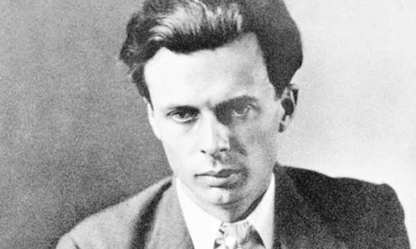 Согласно информации на официальном веб-сайте, «Тавистокский институт человеческих отношений — независимая коммерческая организация, созданная в 1947 году. Организация уделяет особое внимание практическому применению социальных наук и исследованиям в различных областях, включая системы государственного управления, промышленность, торговлю, здравоохранение, образование… Клиентами Тавистокского института являются различные организации — от крупных предприятий до мелких общественных групп национального и международного уровня». В документальном фильме Германа Майрена освещается «тёмная сторона» одной из самых загадочных организаций XX века и современности. Тавистоксткий институт является одной из самых влиятельных групп последних 50-ти лет. Прикрываясь статусом некоммерческой организации, это, возможно, один из самых важных центров социологических исследований по «промывке мозгов» в истории. Это сложная по структуре организация, которая намерена изменить парадигму современного общества и тесно связана с такими же загадочными группами как Бильдерберг или Римский клуб. В этом фильме мы расскажем вам про историю Тавистокского института и постараемся показать, как его деятельность влияет на нашу с вами жизнь, заставляя нас пересмотреть существующую концепцию свободы. Создание Тавистокского института Тавистокский институт был создан в 1947 году в Лондоне на базе клиники с одноимённым названием, когда Хербранд Артур Рассел передал в распоряжение группе медиков, состоящей в основном из психологов, отдельное здание в центре города для проведения исследовательских работ. Будучи в подчинении Вооруженных сил Великобритании, клиника изначально специализировалась на исследованиях постравматического эффекта бомбовых ударов на британских ветеранах Первой мировой войны. Основной целью в этих исследованиях было выявление предела человеческой выносливости, после которого психологическое расстройство неизбежно. Тем не менее, имеющиеся сведения показывают, что эти исследования выходили далеко за рамки обычных научных экспериментов, а в какой-то момент и вовсе положили начало клиническим экспериментам по изучению влияния массового террора в результате массовых бомбёжек гражданского населения, осуществляемых администрациями Рузвельта и Черчилля. Основная идея заключалась в том, чтобы наблюдать за реакцией граждан, находящихся в чрезвычайно стрессовой ситуации и выявить предел выносливости, при котором человек полностью теряет способность сопротивляться. В 1947 году, благодаря частной инвестиции Фонда Рокфеллера, Тавистокская клиника сменила своё название, став Тавистокским институтом человеческих отношений. Таким образом, институт фактически перестал выполнять обязанности, возложенные на него национальным министерством, превратившись в самофинансируемую организацию, отвечающую интересам семьи Рокфеллеров. tavistockbuilding Тависток был одним из сотен аналогичных центров. Две из таких организаций можно выделить на территории США — Управление стратегических служб (позднее преобразовано в ЦРУ) и Гарвардская психологическая клиника. Последнюю возглавлял Курт Левин. Именно в стенах этой клиники была разработана кампания, которая изменила взгляд американцев на Германию, в конечном итоге — подтолкнув США к участию во Второй мировой войне. Разработки в сфере контроля над рабочим классом Шаг за шагом влияние Тавистокского института возрастала. Менее чем за 10 лет Рокфеллеры сумели создать целую сеть трудовых учреждений, в том числе и Министерство труда. Они использовали их для установления физического и психологического контроля над рабочим движением на всей территории США. В этих центрах было разработано несколько способов для саботажа забастовок, внедрения агентуры в профсоюзы и реализации агрессивных планов против рабочего класса. Первоначальная цель была почти достигнута — установить контроль за населением с тем, чтобы реализовать необходимые изменения, а также вывести США в лидеры, заняв место Великобритании — главной мировой силы того времени. Следующей целью было установление Нового мирового порядка, при котором население всей планеты становится послушным и управляется меньшинством. c9bc13c431968c69643332ba0f3e8cf4 С этой целью было опубликовано несколько руководящих документов. Например, «Поведенческая теория ведения трудовых переговоров» Роберта МакКерси. В них даётся пошаговая инструкция по ведению переговоров с профсоюзами, детально исследуется профиль и трудовые характеристики личностей трудовых рабочих объединений. И всё это делается для того, чтобы помочь предприятиям достичь тактического преимущества ещё до начала забастовок. Первые годы для увеличения продуктивности работ, направленных на самомотивированное разрушение человеческого эго, институт применял теории Зигмунда Фрейда относительно бессознательного. Идея заключалась в том, чтобы создать побольше людей с «промытыми мозгами», своего рода зомби, которые были бы удовлетворены условиями жизни на грани голода и не возмущались бы постепенно ухудшающимися условиями труда и заработной платы. Подготовка управленцев Одновременно с этим Тависток готовил будущих мировых лидеров, обучая их способам промывки мозгов и массового контроля, чтобы позднее использовать эти навыки во всём мире. Одним из таких лидеров был Генри Киссинджер — беженец из Германии и бывший студент сэра Джона Ролинза Риза — самого влиятельного директора Тавистокского института из когда-либо занимавших этот пост. Стремительный карьерный рост Киссинджера (одного из влиятельных членов Бильдербергского клуба) невозможно объяснить другими причинами. Дмитрий Медведев и Генри Киссинджер Дмитрий Медведев и Генри Киссинджер Другим таким примером является фигура Джимми Картера. На нём остановил свой выбор психолог Тавистокского института Питер Бёрн. Картеру предназначалось стать президентом США только потому, что в своё время тот участвовал в программе по промывке мозгов в Аннаполисе (штат Мэриленд). Тавистокский институт обладает такой властью в США, что никому и в голову не придёт мысль о том, чтобы не подключиться к одной из его программ, разработанных на основе поведенческой науки. Институт играет фундаментальную роль в установлении Нового мирового порядка. Его директор, а также первый президент и директор Всемирной федерации психического здоровья Джон Роулинг Риз сказал: «Мы должны стремиться к тому, чтобы наши взгляды проникли в каждый вид образовательной деятельности в масштабах всей страны. Общественная жизнь, политика и промышленность должны находиться в сфере нашего влияния». Под руководством Курта Левина Тавистокский институт стал пионером в области применения травматического воздействия для депрограммирования людей. В результате человек может быть перепрограммирован благодаря внедрению новой памяти и ментальных ощущений, заданных лицом или группой лиц, контролирующих его поведение. Основная цель всех этих методов — способствовать развитию однородности людской массы и уничтожить человеческую индивидуальность, потому что именно индивидуальность — самое главное препятствие на пути установления Нового мирового порядка. Идея в том, чтобы создать толпу людей, поведение которых легко прогнозируется, массу, которая повинуется приказам без всяких возражений или вопросов, разрушить человеческую силу воли так, чтобы они не смогли сопротивляться диктаторам Нового мирового порядка. Курт Левин Курт Левин На основе этой идеи в Тавистокском институте разрабатываются новые инструменты для промывки мозгов, установления массового контроля. Одним из таких инструментов являются Рок-н-ролл и наркотики. Секс, наркотики и рок-н-ролл В 1939 году Теодора Адорно попросили посетить США, чтобы руководить одним из исследовательских проектов, осуществляемых на радио Принстона. Это был совместный проект, разработанный Тавистокским институтом, целью которого было найти эффективный метод для управления человеческими массами при помощи музыки. Для этого требовалось применить возможности рок-н-ролла также, как в своё время нацисты использовали радио пропаганду в качестве инструмента для промывки мозгов. Нацисты успешно использовали радио, чтобы распространить взгляды по всему миру. С этой целью, например, в Германии активно поощрялось массовое производство и распространение доступного радио оборудования, способное донести послания нацистов в дом каждого жителя Германии. Почти одновременно с этим швейцарской фармакологической компанией Sandoz AG был разработан препарат, получивший название диэтиламид d-лизергиновой кислоты, более известный как LSD. В 1953 году ЦРУ был начат проект MK-Ultra. Целью этой программы была разработка серий химических, биологических и радиологических материалов для использования в секретных операциях по контролю и изменению человеческого поведения. ЦРУ было уверено, что LSD обеспечит полный доступ к человеческому разуму, благодаря чему будет возможность удалить определённые блоки памяти и заменить их конкретной информацией. Первые опыты с ЛСД были проведены сотрудниками самого ЦРУ, но результаты изучения воздействия препарата на разум людей, использованных в качестве подопытных мышей, оказались плачевными — некоторые из них заболели, а семьям умерших из федерального бюджета были выплачены миллионы долларов компенсации. Не смотря на это, не было возбуждено никаких уголовных дел, а все документальные свидетельства экспериментов были впоследствии уничтожены соответствующими приказами директора проекта MK-Ultra. Аналогичные тесты были проведены на территории Канады. Доктор Эвен Кемерон, председатель правления Больницы им. королевы Виктории в Монреале получил щедрое вознаграждение от ЦРУ за то, что руководил экспериментами по введению больших доз LSD 53-м пациентам и изучению реакций подопытных, которых качали наркотиками и оставляли спать неделями. Олдос Хаксли, автор романа «Дивный новый мир» на конференции в Калифорнийской медицинской школе в Сан Франциско сказал: «В следующем поколении или позднее будет изобретён фармакологический метод, который побудит людей возлюбить неволю и породит «диктаторство без слёз». Иначе говоря, появится нечто вроде безболезненного концентрационного лагеря для всего человечества, в котором у людей фактически отберут их свободы, но они будут только рады этому…» Олдос Хаксли Олдос Хаксли Хаксли не ошибался — эксперименты с LSD были успешными и заложили основу для контр культуры 60-х годов прошлого века и студенческой революции, на организацию которой ЦРУ потратило 25 миллионов долларов. Тысячи студентов высших учебных заведений были использованы ЦРУ в качестве подопытных кроликов, даже не подозревая об этом. Джим Кейт, американский писатель и исследователь написал: «В одной из служебных записок ФБР от 1968 года отмечено, что Greatful Dead и другие группы были использованы для того, чтобы переориентировать всю силу молодёжного инакомыслия и протеста в направлении менее безобидной и не представляющей угрозу. Они сыграли существенную роль как инструменты, заставившие молодых людей принимать наркотики и заниматься мистицизмом, отвлекая их от политики». Зимой 1992 года Майкл Минничино объяснил это на страницах журнала FIDELIO: «Галлюциногены обладают необыкновенной способностью делать людей асоциальными, абсолютно эгоцентричными и объектозависимыми». Идея свободной любви и культура, взращённая под популярным лозунгом хиппи «Власть цветам!», оказалась очень революционной, хотя на самом деле была результатом заранее спланированной политики, проведённой Франкфуртской школой до 1920 года. Одним из таких экспериментов был опробован в коммуне Аскона (Швейцария). Даже знаменитый лозунг Тома Хейдена «Не доверяй никому старше 30 лет» был ничем иным, как парафраза из слов Руперта Брука, сказанных им ещё в 1905 году: «Не трать своё время на разговоры с тем, кому за 30!». 209745285 Всё это происходило на сером фоне Вьетнамской войны и характеризовалось всеобщими волнениями. Война была использована в качестве предлога для создания антивоенного движения, в конечном итоге вылившегося в полное отчаяние и моральное расстройство людей. В результате американская молодёжь в скором времени стала наркозависимой. Разочарование итогами войны превратило участников протестного движения в легко доступную мишень тех, кому было выгодно манипулировать ими при помощи LSD. Самыми подходящими полигонами для подтверждения эффективности новых методов контроля были, несомненно, крупные молодёжные фестивали, где миллионам подопытных кроликов от 15 до 25 лет абсолютно бесплатно раздавали LSD. В результате появилась новая культура наркотиков, впоследствии названная культурой «нью эйдж». The_Who Первый из таких фестивалей — Монтерейский международный фестиваль популярной музыки, прошёл в 1967 году. Это был трёхдневный концерт, организованный на территории окружной ярмарки городка Монтерей (штат Калифорния), в котором участвовало около 200 000 молодых людей. Этот шаблон стал своего рода шаблоном для будущих музыкальных мероприятий, таких как Вудстокский фестиваль, проведённый двумя годами позже. На таких концертах жертвы изолировались, практически отрезались от общества, пребывая в окружении грязи, пичкая себя психоделическими препаратами и «отключаясь» на несколько дней. И всё это происходило при пособничестве FBI и высших чинов в правительстве. Вот что писала газета New York times 17 августа: «Этой ночью один из сотрудников организатора фестиваля сделал предупреждение относительно дури, которую предлагали участникам концерта: «Люди жалуются на то, что тут кого-то травят ядом. Это не яд, а просто дурь, которая кажется маслянистой на ощупь. Так что если тут кто-то думает, что это яд, мой вам совет — забудьте об этом и делайте как все, глотайте только пол таблетки». Это предупреждение о том, что «глотать только пол таблетки», было сделано Веви Греви — агентом MK-Ultra. Наркотики, секс, рок-н-ролл, массовые протесты по всей стране, хиппи, молодёжные общины, любители марихуаны, президентство Никсона, Вьетнамская война… Всё это разрывало американское общество изнутри. Происходило столкновение нового и старого мира. А в это время сторонники политики «силы цветов» даже не догадывались о том, что всё происходящее было лишь частью секретного социального плана, разработанного некими дьявольскими умами человечества. Спрятавшись за стенами престижных фондов, корпораций и исследовательских центров, подотчётных только Фонду Рокфеллера, эти кукловоды из мира финансов и политики использовали поп-культуру для отчуждения масс и блокировки социального развития. секс-наркотики-рок-н-ролл-лето-296610 Между 1965 и 1967 годами психоделическое движение набрало силу и достигло своего пика в Вудстоке. Однако, вскоре после этого оно исчезло также быстро, как и сформировалось. LSD стало старомодным, умерли Джимми Хендрикс, Джанис Джоплин, а позднее — Джим Моррисон. Исчез Тимоти Лири. Проиграв войну во Вьетнаме, США встретили 70-е великой депрессией. Телевидение Но и в этот раз Тависток был на месте, готовый воспользоваться апатией народа в целях собственной выгоды. В очень скором времени была заложена основа для ведения бесшумных войн, так называемых «войн с использованием бесшумных видов вооружений». Таким образом, например, появился канал MTV. С каждым днём росло среднее количество часов, проводимых перед экранами телевизоров. В середине 70-х люди уделяли этому занятию большую часть своего времени после сна и рабочих часов — почти 6 часов в день. С начала продаж магнитофонов и игровых консолей это время выросло ещё больше. Дети школьного возраста проводили за телевизором почти столько же, сколько спали. 1 августа 1981 года Роберт Питман начинает вещание MTV — телевизионного канала, транслирующего музыкальные видеоклипы и поп-музыку для подростковой аудитории. Сегодня хозяином канала является медиа империя Viacom, известная как корпорация CBS. Её президент и исполнительный директор Самнер Редстоун является членом Бильдербергского клуба и Совета по Международным отношениям. Самнер Редстоун Самнер Редстоун Фактически, медиа корпорация придерживается метода, установленного ещё одним тавистокским исследованием. В течение короткого промежутка времени зритель подвергается агрессивной, но в то же время невидимой промывке мозгов. Он уверен в том, что обладает способностью сделать выбор — также, как и наркоман, глупо верящий в то, что может контролировать уровень своей зависимости, тогда как на самом деле всё происходит с точностью да наоборот. В результате нескольких исследований, проведенных Тавистокским институтом, было выяснено, что ещё с детства в голове у каждого человека создаются подсознательные связи с песнями, которые им довелось когда-то слышать. Эти связи в течение долгого времени пребывают в пассивной, скрытной форме, но стоит только услышать их снова, как память оживает — нас «уносит» в прошлое, у нас появляется настроение ребячества, детской игривости, нас возвращает к чувствам, которые мы испытывали, впервые услышав эту песню… Но как телевизор может стать наркотиком? Когда мы смотрим телевизор правое полушарие нашего мозга становится более активным, чем левое. Переключение от левого полушария к правому сопровождается выбросом бета-эндорфинов и энкефалинов — они оба относятся к классу эндорфинов и известны как природные опиаты, то есть естественные наркотические вещества нашего организма. Они обладают одинаковой структурой с опиумом и его производными. Другими словами, телевидение — есть ничто иное как высокотехнологичная система производства наркотиков, ничем не отличающихся от других наркотических веществ по уровню зависимости. В момент, когда в наш мозг вбрасывается большое количество эндорфинов, верхние слои мозга, например, медиальный край новая кора, теряет свою активность. Активной становится лимбическая система головного мозга — это область, также известная как рептильный комплекс, реагирует на окружающую среду, отвечая на воздействие очень простыми ответами, глубоко прописанными в структуре нашего ДНК. Эти нижние области мозга также не могут отделить реальность от вымысла, ибо за это отвечает новая кора — неокортекс. Мы реагируем на то, что показывают по телевизору, как если бы всё это происходило на самом деле. Исследования показали, что чрезмерная активность нижних слоёв головного мозга может вызвать атрофию верхних слоёв. Фредерик Эмери — один из опытнейших социальных инженеров своего поколения и член Тавистокского института, сказал: «В каком-то смысле телевизор можно считать технологичным аналогом гипнотизёра». Телевизор — это мощный инструмент для формирования общественного и пресечения индивидуального мнения. Мы воспринимаем то, что видим на экране за реальность, потому что этого же мнения придерживается большинство окружающих нас людей. Взять, например, выпуски новостей, изобилующие бесчисленным множеством разнообразных изображений и видео кадров, вроде поджёга флага населением ближневосточных стран после событий 11 сентября. На самом деле нам показывали старые видео материалы. nacizm Другим ярким примером являются диснеевские мультфильмы. Кстати, наверное, многие из вас не знают о том, что во время Второй мировой войны Уолт Дисней и его брат участвовали в производстве пропагандистских фильмов, просмотренных цензурой департаментом контроля Тавистокского института. Как говорил сам Дисней, Если бы все вели себя как дети, не было бы никаких проблем. Но даже детям приходится расти… Превращение взрослых в легко контролируемых людей — методика, давно сформулированная в теориях Адорно. «Улица Сезам» «Улица Сезам» — образовательное шоу, созданное в 1966 году. Оригинальной задумкой авторов было подготовить детей к школе. На самом деле преследовалась другая цель. Малкольм Гладвелл, представитель Тавистока, признался: «Улица Сезам» была создана в соответствии с новым взглядом. Если бы мы могли привлечь внимание детей, то могли бы воспитать их». Тем не менее, существует довольно много исследований, которые подтверждают, что это шоу никак не способствовало воспитанию детей, а во многих случаях препятствовало к пониманию ими более сложных вещей. И самое главное — результаты этих исследований показывают, что дети становятся зависимыми от шоу. И эта зависимость принуждает их смотреть любую другую телепрограмму. 26769_hd Нейл Постман, преподаватель Нью-Йоркского университета в своей книге «Развлекая себя до смерти» пишет: «Улица Сезам» не поощряет у детей любовь к школе или к всякому, что с ней связано. Она поощряет у них любовь к телевизору». Самым лучшим подтверждением этого, как всегда, послужит проверка источников доходов от производства шоу. Было выяснено, что деньги поступают непосредственно из Фонда Карнеги, который тоже находится под контролем Рокфеллеров. А те получают деньги из ЦРУ, Трёхсторонней комиссии (тоже подконтрольной Рокфеллерам), Совета по международным отношениям, Carlyle Group (основан бывшим президентом США Джорджем Бушем-старшим и бывшим главой Пентагона Дональдом Рамсфилдом), от нескольких менее известных членов семьи Бен-Ладен и тайного общества Йельского университета «Череп и кости». Реклама Конечно же, ещё более привлекательной областью для расширения деятельности Тавистокского института является реклама, где крупные корпорации буквально на пустом месте создают тренды, чтобы удовлетворить нужды, в которых вы не нуждаетесь. Ярчайшим примером промывки мозгов подростков и детей может послужить образ верблюда Джо, который в определённый момент стал также популярен среди детей, как и мышонок Микки. Верблюд Джо был выдуман в 1987 году, когда накануне своего 75-летия компания-производитель искала новые идеи для ребрендинга своего товара. В архивах был найден рисунок, сделанный в 1974 году неким Билли Култоном. Это была карикатура на оригинальное изображение верблюда с пачки сигарет, производимых ещё с 1913 года. pubblicita_062 В 1991 году печатный орган Американской Медицинской Ассоциации опубликовал статью, которая подтверждала, что новое изображение верблюда ассоциировалось у детей с маркой сигарет в той же мере, как логотип студии Дисней напоминал им мышонка Микки. Компания-производитель же утверждала, что к маркетинговым исследованием, проведённым ещё до начала рекламной кампании, были привлечены взрослые люди и основное внимание уделялось курильщикам, покупающим сигареты других марок. Впрочем, верблюд Джо ещё долго оставался эмблемой марки, даже когда 33% подростков нелегально отдавали предпочтение сигаретам Camel. Рекламная кампания имела огромный успех и на подсознательном уровне у детей — сумела связать вымышленного персонажа с маркой сигарет. «Наша компания понимает, что реклама сигарет может отрицательно воздействовать на детей, поэтому мы согласились больше не использовать изображение верблюда Джо в своих рекламных кампаниях. Но значит ли это, что дети больше не должны любить верблюда Джо? Никак нет! Ребята, верблюд Джо исчез с пачек сигарет, но вернулся с собственным мультипликационным шоу! Приглашаем вас посмотреть шоу верблюда Джо, в котором нет никаких сигарет…» В середине 1997 года Camel решила временно приостановить рекламную кампанию. Решающую роль сыграло давление, оказанное на компанию-производителя со стороны Конгресса США, общественных групп и многочисленные судебные иски. Joe_Chemo_8x10 Помимо СМИ, нам следует помнить и о крупнейших изданиях, которые также подчиняются Бильдербергскому клубу и Совету по международным отношениям. Они акцентируют внимание читателя на конкретных темах и устанавливают пределы обсуждения. Они могут эффективно создавать нестабильную медиа атмосферу глобальных масштабов, которая соответствует планам, вынашиваемым сторонниками Нового мирового порядка. R2YafpHBcLI Благодаря Тавистокскому институту была разработана теория социальной турбулентности, согласно которой недовольство населения можно смягчить при помощи таких инструментов, как создание искусственного дефицита энергоснабжения, экономические и финансовые кризисы, а также террористические атаки: «Если впечатлительность масс и отрицательные настроения в обществе усиливаются, то возможно создать атмосферу коллективного психоза. Этого легко добиться с помощью телевизора. Но какой же смысл, поддерживать постоянный уровень страха в обществе? Ответ прост — добиться разложения в обществе, заставив людей искать любые возможности для того, чтобы скрыться от террора, ставшего результатом невыносимой реальности, вынудить их отказаться от своих мнений и находить удовольствие в популярных развлечениях, сделать их склонным к припадкам гнева…» Проект «Мнение». Тавистокский институт человеческих отношений. «Диктатура без слёз»