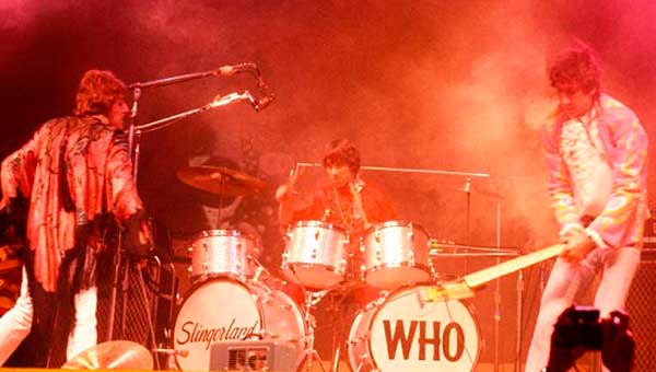 Согласно информации на официальном веб-сайте, «Тавистокский институт человеческих отношений — независимая коммерческая организация, созданная в 1947 году. Организация уделяет особое внимание практическому применению социальных наук и исследованиям в различных областях, включая системы государственного управления, промышленность, торговлю, здравоохранение, образование… Клиентами Тавистокского института являются различные организации — от крупных предприятий до мелких общественных групп национального и международного уровня». В документальном фильме Германа Майрена освещается «тёмная сторона» одной из самых загадочных организаций XX века и современности. Тавистоксткий институт является одной из самых влиятельных групп последних 50-ти лет. Прикрываясь статусом некоммерческой организации, это, возможно, один из самых важных центров социологических исследований по «промывке мозгов» в истории. Это сложная по структуре организация, которая намерена изменить парадигму современного общества и тесно связана с такими же загадочными группами как Бильдерберг или Римский клуб. В этом фильме мы расскажем вам про историю Тавистокского института и постараемся показать, как его деятельность влияет на нашу с вами жизнь, заставляя нас пересмотреть существующую концепцию свободы. Создание Тавистокского института Тавистокский институт был создан в 1947 году в Лондоне на базе клиники с одноимённым названием, когда Хербранд Артур Рассел передал в распоряжение группе медиков, состоящей в основном из психологов, отдельное здание в центре города для проведения исследовательских работ. Будучи в подчинении Вооруженных сил Великобритании, клиника изначально специализировалась на исследованиях постравматического эффекта бомбовых ударов на британских ветеранах Первой мировой войны. Основной целью в этих исследованиях было выявление предела человеческой выносливости, после которого психологическое расстройство неизбежно. Тем не менее, имеющиеся сведения показывают, что эти исследования выходили далеко за рамки обычных научных экспериментов, а в какой-то момент и вовсе положили начало клиническим экспериментам по изучению влияния массового террора в результате массовых бомбёжек гражданского населения, осуществляемых администрациями Рузвельта и Черчилля. Основная идея заключалась в том, чтобы наблюдать за реакцией граждан, находящихся в чрезвычайно стрессовой ситуации и выявить предел выносливости, при котором человек полностью теряет способность сопротивляться. В 1947 году, благодаря частной инвестиции Фонда Рокфеллера, Тавистокская клиника сменила своё название, став Тавистокским институтом человеческих отношений. Таким образом, институт фактически перестал выполнять обязанности, возложенные на него национальным министерством, превратившись в самофинансируемую организацию, отвечающую интересам семьи Рокфеллеров. tavistockbuilding Тависток был одним из сотен аналогичных центров. Две из таких организаций можно выделить на территории США — Управление стратегических служб (позднее преобразовано в ЦРУ) и Гарвардская психологическая клиника. Последнюю возглавлял Курт Левин. Именно в стенах этой клиники была разработана кампания, которая изменила взгляд американцев на Германию, в конечном итоге — подтолкнув США к участию во Второй мировой войне. Разработки в сфере контроля над рабочим классом Шаг за шагом влияние Тавистокского института возрастала. Менее чем за 10 лет Рокфеллеры сумели создать целую сеть трудовых учреждений, в том числе и Министерство труда. Они использовали их для установления физического и психологического контроля над рабочим движением на всей территории США. В этих центрах было разработано несколько способов для саботажа забастовок, внедрения агентуры в профсоюзы и реализации агрессивных планов против рабочего класса. Первоначальная цель была почти достигнута — установить контроль за населением с тем, чтобы реализовать необходимые изменения, а также вывести США в лидеры, заняв место Великобритании — главной мировой силы того времени. Следующей целью было установление Нового мирового порядка, при котором население всей планеты становится послушным и управляется меньшинством. c9bc13c431968c69643332ba0f3e8cf4 С этой целью было опубликовано несколько руководящих документов. Например, «Поведенческая теория ведения трудовых переговоров» Роберта МакКерси. В них даётся пошаговая инструкция по ведению переговоров с профсоюзами, детально исследуется профиль и трудовые характеристики личностей трудовых рабочих объединений. И всё это делается для того, чтобы помочь предприятиям достичь тактического преимущества ещё до начала забастовок. Первые годы для увеличения продуктивности работ, направленных на самомотивированное разрушение человеческого эго, институт применял теории Зигмунда Фрейда относительно бессознательного. Идея заключалась в том, чтобы создать побольше людей с «промытыми мозгами», своего рода зомби, которые были бы удовлетворены условиями жизни на грани голода и не возмущались бы постепенно ухудшающимися условиями труда и заработной платы. Подготовка управленцев Одновременно с этим Тависток готовил будущих мировых лидеров, обучая их способам промывки мозгов и массового контроля, чтобы позднее использовать эти навыки во всём мире. Одним из таких лидеров был Генри Киссинджер — беженец из Германии и бывший студент сэра Джона Ролинза Риза — самого влиятельного директора Тавистокского института из когда-либо занимавших этот пост. Стремительный карьерный рост Киссинджера (одного из влиятельных членов Бильдербергского клуба) невозможно объяснить другими причинами. Дмитрий Медведев и Генри Киссинджер Дмитрий Медведев и Генри Киссинджер Другим таким примером является фигура Джимми Картера. На нём остановил свой выбор психолог Тавистокского института Питер Бёрн. Картеру предназначалось стать президентом США только потому, что в своё время тот участвовал в программе по промывке мозгов в Аннаполисе (штат Мэриленд). Тавистокский институт обладает такой властью в США, что никому и в голову не придёт мысль о том, чтобы не подключиться к одной из его программ, разработанных на основе поведенческой науки. Институт играет фундаментальную роль в установлении Нового мирового порядка. Его директор, а также первый президент и директор Всемирной федерации психического здоровья Джон Роулинг Риз сказал: «Мы должны стремиться к тому, чтобы наши взгляды проникли в каждый вид образовательной деятельности в масштабах всей страны. Общественная жизнь, политика и промышленность должны находиться в сфере нашего влияния». Под руководством Курта Левина Тавистокский институт стал пионером в области применения травматического воздействия для депрограммирования людей. В результате человек может быть перепрограммирован благодаря внедрению новой памяти и ментальных ощущений, заданных лицом или группой лиц, контролирующих его поведение. Основная цель всех этих методов — способствовать развитию однородности людской массы и уничтожить человеческую индивидуальность, потому что именно индивидуальность — самое главное препятствие на пути установления Нового мирового порядка. Идея в том, чтобы создать толпу людей, поведение которых легко прогнозируется, массу, которая повинуется приказам без всяких возражений или вопросов, разрушить человеческую силу воли так, чтобы они не смогли сопротивляться диктаторам Нового мирового порядка. Курт Левин Курт Левин На основе этой идеи в Тавистокском институте разрабатываются новые инструменты для промывки мозгов, установления массового контроля. Одним из таких инструментов являются Рок-н-ролл и наркотики. Секс, наркотики и рок-н-ролл В 1939 году Теодора Адорно попросили посетить США, чтобы руководить одним из исследовательских проектов, осуществляемых на радио Принстона. Это был совместный проект, разработанный Тавистокским институтом, целью которого было найти эффективный метод для управления человеческими массами при помощи музыки. Для этого требовалось применить возможности рок-н-ролла также, как в своё время нацисты использовали радио пропаганду в качестве инструмента для промывки мозгов. Нацисты успешно использовали радио, чтобы распространить взгляды по всему миру. С этой целью, например, в Германии активно поощрялось массовое производство и распространение доступного радио оборудования, способное донести послания нацистов в дом каждого жителя Германии. Почти одновременно с этим швейцарской фармакологической компанией Sandoz AG был разработан препарат, получивший название диэтиламид d-лизергиновой кислоты, более известный как LSD. В 1953 году ЦРУ был начат проект MK-Ultra. Целью этой программы была разработка серий химических, биологических и радиологических материалов для использования в секретных операциях по контролю и изменению человеческого поведения. ЦРУ было уверено, что LSD обеспечит полный доступ к человеческому разуму, благодаря чему будет возможность удалить определённые блоки памяти и заменить их конкретной информацией. Первые опыты с ЛСД были проведены сотрудниками самого ЦРУ, но результаты изучения воздействия препарата на разум людей, использованных в качестве подопытных мышей, оказались плачевными — некоторые из них заболели, а семьям умерших из федерального бюджета были выплачены миллионы долларов компенсации. Не смотря на это, не было возбуждено никаких уголовных дел, а все документальные свидетельства экспериментов были впоследствии уничтожены соответствующими приказами директора проекта MK-Ultra. Аналогичные тесты были проведены на территории Канады. Доктор Эвен Кемерон, председатель правления Больницы им. королевы Виктории в Монреале получил щедрое вознаграждение от ЦРУ за то, что руководил экспериментами по введению больших доз LSD 53-м пациентам и изучению реакций подопытных, которых качали наркотиками и оставляли спать неделями. Олдос Хаксли, автор романа «Дивный новый мир» на конференции в Калифорнийской медицинской школе в Сан Франциско сказал: «В следующем поколении или позднее будет изобретён фармакологический метод, который побудит людей возлюбить неволю и породит «диктаторство без слёз». Иначе говоря, появится нечто вроде безболезненного концентрационного лагеря для всего человечества, в котором у людей фактически отберут их свободы, но они будут только рады этому…» Олдос Хаксли Олдос Хаксли Хаксли не ошибался — эксперименты с LSD были успешными и заложили основу для контр культуры 60-х годов прошлого века и студенческой революции, на организацию которой ЦРУ потратило 25 миллионов долларов. Тысячи студентов высших учебных заведений были использованы ЦРУ в качестве подопытных кроликов, даже не подозревая об этом. Джим Кейт, американский писатель и исследователь написал: «В одной из служебных записок ФБР от 1968 года отмечено, что Greatful Dead и другие группы были использованы для того, чтобы переориентировать всю силу молодёжного инакомыслия и протеста в направлении менее безобидной и не представляющей угрозу. Они сыграли существенную роль как инструменты, заставившие молодых людей принимать наркотики и заниматься мистицизмом, отвлекая их от политики». Зимой 1992 года Майкл Минничино объяснил это на страницах журнала FIDELIO: «Галлюциногены обладают необыкновенной способностью делать людей асоциальными, абсолютно эгоцентричными и объектозависимыми». Идея свободной любви и культура, взращённая под популярным лозунгом хиппи «Власть цветам!», оказалась очень революционной, хотя на самом деле была результатом заранее спланированной политики, проведённой Франкфуртской школой до 1920 года. Одним из таких экспериментов был опробован в коммуне Аскона (Швейцария). Даже знаменитый лозунг Тома Хейдена «Не доверяй никому старше 30 лет» был ничем иным, как парафраза из слов Руперта Брука, сказанных им ещё в 1905 году: «Не трать своё время на разговоры с тем, кому за 30!». 209745285 Всё это происходило на сером фоне Вьетнамской войны и характеризовалось всеобщими волнениями. Война была использована в качестве предлога для создания антивоенного движения, в конечном итоге вылившегося в полное отчаяние и моральное расстройство людей. В результате американская молодёжь в скором времени стала наркозависимой. Разочарование итогами войны превратило участников протестного движения в легко доступную мишень тех, кому было выгодно манипулировать ими при помощи LSD. Самыми подходящими полигонами для подтверждения эффективности новых методов контроля были, несомненно, крупные молодёжные фестивали, где миллионам подопытных кроликов от 15 до 25 лет абсолютно бесплатно раздавали LSD. В результате появилась новая культура наркотиков, впоследствии названная культурой «нью эйдж». The_Who Первый из таких фестивалей — Монтерейский международный фестиваль популярной музыки, прошёл в 1967 году. Это был трёхдневный концерт, организованный на территории окружной ярмарки городка Монтерей (штат Калифорния), в котором участвовало около 200 000 молодых людей. Этот шаблон стал своего рода шаблоном для будущих музыкальных мероприятий, таких как Вудстокский фестиваль, проведённый двумя годами позже. На таких концертах жертвы изолировались, практически отрезались от общества, пребывая в окружении грязи, пичкая себя психоделическими препаратами и «отключаясь» на несколько дней. И всё это происходило при пособничестве FBI и высших чинов в правительстве. Вот что писала газета New York times 17 августа: «Этой ночью один из сотрудников организатора фестиваля сделал предупреждение относительно дури, которую предлагали участникам концерта: «Люди жалуются на то, что тут кого-то травят ядом. Это не яд, а просто дурь, которая кажется маслянистой на ощупь. Так что если тут кто-то думает, что это яд, мой вам совет — забудьте об этом и делайте как все, глотайте только пол таблетки». Это предупреждение о том, что «глотать только пол таблетки», было сделано Веви Греви — агентом MK-Ultra. Наркотики, секс, рок-н-ролл, массовые протесты по всей стране, хиппи, молодёжные общины, любители марихуаны, президентство Никсона, Вьетнамская война… Всё это разрывало американское общество изнутри. Происходило столкновение нового и старого мира. А в это время сторонники политики «силы цветов» даже не догадывались о том, что всё происходящее было лишь частью секретного социального плана, разработанного некими дьявольскими умами человечества. Спрятавшись за стенами престижных фондов, корпораций и исследовательских центров, подотчётных только Фонду Рокфеллера, эти кукловоды из мира финансов и политики использовали поп-культуру для отчуждения масс и блокировки социального развития. секс-наркотики-рок-н-ролл-лето-296610 Между 1965 и 1967 годами психоделическое движение набрало силу и достигло своего пика в Вудстоке. Однако, вскоре после этого оно исчезло также быстро, как и сформировалось. LSD стало старомодным, умерли Джимми Хендрикс, Джанис Джоплин, а позднее — Джим Моррисон. Исчез Тимоти Лири. Проиграв войну во Вьетнаме, США встретили 70-е великой депрессией. Телевидение Но и в этот раз Тависток был на месте, готовый воспользоваться апатией народа в целях собственной выгоды. В очень скором времени была заложена основа для ведения бесшумных войн, так называемых «войн с использованием бесшумных видов вооружений». Таким образом, например, появился канал MTV. С каждым днём росло среднее количество часов, проводимых перед экранами телевизоров. В середине 70-х люди уделяли этому занятию большую часть своего времени после сна и рабочих часов — почти 6 часов в день. С начала продаж магнитофонов и игровых консолей это время выросло ещё больше. Дети школьного возраста проводили за телевизором почти столько же, сколько спали. 1 августа 1981 года Роберт Питман начинает вещание MTV — телевизионного канала, транслирующего музыкальные видеоклипы и поп-музыку для подростковой аудитории. Сегодня хозяином канала является медиа империя Viacom, известная как корпорация CBS. Её президент и исполнительный директор Самнер Редстоун является членом Бильдербергского клуба и Совета по Международным отношениям. Самнер Редстоун Самнер Редстоун Фактически, медиа корпорация придерживается метода, установленного ещё одним тавистокским исследованием. В течение короткого промежутка времени зритель подвергается агрессивной, но в то же время невидимой промывке мозгов. Он уверен в том, что обладает способностью сделать выбор — также, как и наркоман, глупо верящий в то, что может контролировать уровень своей зависимости, тогда как на самом деле всё происходит с точностью да наоборот. В результате нескольких исследований, проведенных Тавистокским институтом, было выяснено, что ещё с детства в голове у каждого человека создаются подсознательные связи с песнями, которые им довелось когда-то слышать. Эти связи в течение долгого времени пребывают в пассивной, скрытной форме, но стоит только услышать их снова, как память оживает — нас «уносит» в прошлое, у нас появляется настроение ребячества, детской игривости, нас возвращает к чувствам, которые мы испытывали, впервые услышав эту песню… Но как телевизор может стать наркотиком? Когда мы смотрим телевизор правое полушарие нашего мозга становится более активным, чем левое. Переключение от левого полушария к правому сопровождается выбросом бета-эндорфинов и энкефалинов — они оба относятся к классу эндорфинов и известны как природные опиаты, то есть естественные наркотические вещества нашего организма. Они обладают одинаковой структурой с опиумом и его производными. Другими словами, телевидение — есть ничто иное как высокотехнологичная система производства наркотиков, ничем не отличающихся от других наркотических веществ по уровню зависимости. В момент, когда в наш мозг вбрасывается большое количество эндорфинов, верхние слои мозга, например, медиальный край новая кора, теряет свою активность. Активной становится лимбическая система головного мозга — это область, также известная как рептильный комплекс, реагирует на окружающую среду, отвечая на воздействие очень простыми ответами, глубоко прописанными в структуре нашего ДНК. Эти нижние области мозга также не могут отделить реальность от вымысла, ибо за это отвечает новая кора — неокортекс. Мы реагируем на то, что показывают по телевизору, как если бы всё это происходило на самом деле. Исследования показали, что чрезмерная активность нижних слоёв головного мозга может вызвать атрофию верхних слоёв. Фредерик Эмери — один из опытнейших социальных инженеров своего поколения и член Тавистокского института, сказал: «В каком-то смысле телевизор можно считать технологичным аналогом гипнотизёра». Телевизор — это мощный инструмент для формирования общественного и пресечения индивидуального мнения. Мы воспринимаем то, что видим на экране за реальность, потому что этого же мнения придерживается большинство окружающих нас людей. Взять, например, выпуски новостей, изобилующие бесчисленным множеством разнообразных изображений и видео кадров, вроде поджёга флага населением ближневосточных стран после событий 11 сентября. На самом деле нам показывали старые видео материалы. nacizm Другим ярким примером являются диснеевские мультфильмы. Кстати, наверное, многие из вас не знают о том, что во время Второй мировой войны Уолт Дисней и его брат участвовали в производстве пропагандистских фильмов, просмотренных цензурой департаментом контроля Тавистокского института. Как говорил сам Дисней, Если бы все вели себя как дети, не было бы никаких проблем. Но даже детям приходится расти… Превращение взрослых в легко контролируемых людей — методика, давно сформулированная в теориях Адорно. «Улица Сезам» «Улица Сезам» — образовательное шоу, созданное в 1966 году. Оригинальной задумкой авторов было подготовить детей к школе. На самом деле преследовалась другая цель. Малкольм Гладвелл, представитель Тавистока, признался: «Улица Сезам» была создана в соответствии с новым взглядом. Если бы мы могли привлечь внимание детей, то могли бы воспитать их». Тем не менее, существует довольно много исследований, которые подтверждают, что это шоу никак не способствовало воспитанию детей, а во многих случаях препятствовало к пониманию ими более сложных вещей. И самое главное — результаты этих исследований показывают, что дети становятся зависимыми от шоу. И эта зависимость принуждает их смотреть любую другую телепрограмму. 26769_hd Нейл Постман, преподаватель Нью-Йоркского университета в своей книге «Развлекая себя до смерти» пишет: «Улица Сезам» не поощряет у детей любовь к школе или к всякому, что с ней связано. Она поощряет у них любовь к телевизору». Самым лучшим подтверждением этого, как всегда, послужит проверка источников доходов от производства шоу. Было выяснено, что деньги поступают непосредственно из Фонда Карнеги, который тоже находится под контролем Рокфеллеров. А те получают деньги из ЦРУ, Трёхсторонней комиссии (тоже подконтрольной Рокфеллерам), Совета по международным отношениям, Carlyle Group (основан бывшим президентом США Джорджем Бушем-старшим и бывшим главой Пентагона Дональдом Рамсфилдом), от нескольких менее известных членов семьи Бен-Ладен и тайного общества Йельского университета «Череп и кости». Реклама Конечно же, ещё более привлекательной областью для расширения деятельности Тавистокского института является реклама, где крупные корпорации буквально на пустом месте создают тренды, чтобы удовлетворить нужды, в которых вы не нуждаетесь. Ярчайшим примером промывки мозгов подростков и детей может послужить образ верблюда Джо, который в определённый момент стал также популярен среди детей, как и мышонок Микки. Верблюд Джо был выдуман в 1987 году, когда накануне своего 75-летия компания-производитель искала новые идеи для ребрендинга своего товара. В архивах был найден рисунок, сделанный в 1974 году неким Билли Култоном. Это была карикатура на оригинальное изображение верблюда с пачки сигарет, производимых ещё с 1913 года. pubblicita_062 В 1991 году печатный орган Американской Медицинской Ассоциации опубликовал статью, которая подтверждала, что новое изображение верблюда ассоциировалось у детей с маркой сигарет в той же мере, как логотип студии Дисней напоминал им мышонка Микки. Компания-производитель же утверждала, что к маркетинговым исследованием, проведённым ещё до начала рекламной кампании, были привлечены взрослые люди и основное внимание уделялось курильщикам, покупающим сигареты других марок. Впрочем, верблюд Джо ещё долго оставался эмблемой марки, даже когда 33% подростков нелегально отдавали предпочтение сигаретам Camel. Рекламная кампания имела огромный успех и на подсознательном уровне у детей — сумела связать вымышленного персонажа с маркой сигарет. «Наша компания понимает, что реклама сигарет может отрицательно воздействовать на детей, поэтому мы согласились больше не использовать изображение верблюда Джо в своих рекламных кампаниях. Но значит ли это, что дети больше не должны любить верблюда Джо? Никак нет! Ребята, верблюд Джо исчез с пачек сигарет, но вернулся с собственным мультипликационным шоу! Приглашаем вас посмотреть шоу верблюда Джо, в котором нет никаких сигарет…» В середине 1997 года Camel решила временно приостановить рекламную кампанию. Решающую роль сыграло давление, оказанное на компанию-производителя со стороны Конгресса США, общественных групп и многочисленные судебные иски. Joe_Chemo_8x10 Помимо СМИ, нам следует помнить и о крупнейших изданиях, которые также подчиняются Бильдербергскому клубу и Совету по международным отношениям. Они акцентируют внимание читателя на конкретных темах и устанавливают пределы обсуждения. Они могут эффективно создавать нестабильную медиа атмосферу глобальных масштабов, которая соответствует планам, вынашиваемым сторонниками Нового мирового порядка. R2YafpHBcLI Благодаря Тавистокскому институту была разработана теория социальной турбулентности, согласно которой недовольство населения можно смягчить при помощи таких инструментов, как создание искусственного дефицита энергоснабжения, экономические и финансовые кризисы, а также террористические атаки: «Если впечатлительность масс и отрицательные настроения в обществе усиливаются, то возможно создать атмосферу коллективного психоза. Этого легко добиться с помощью телевизора. Но какой же смысл, поддерживать постоянный уровень страха в обществе? Ответ прост — добиться разложения в обществе, заставив людей искать любые возможности для того, чтобы скрыться от террора, ставшего результатом невыносимой реальности, вынудить их отказаться от своих мнений и находить удовольствие в популярных развлечениях, сделать их склонным к припадкам гнева…» Проект «Мнение». Тавистокский институт человеческих отношений. «Диктатура без слёз»