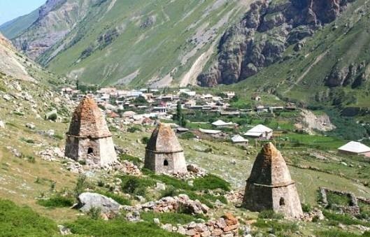 С древнего камня смотрит на нас мудрец. Это наш очень дальний предок – славянского типа лицо, скифская шапка на голове, окладистая борода.