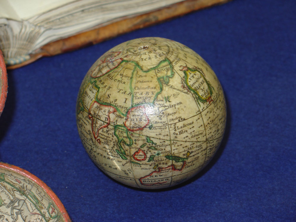 Глобус земной и небесной сфер Н. Хилла 1754 года из папье-маше