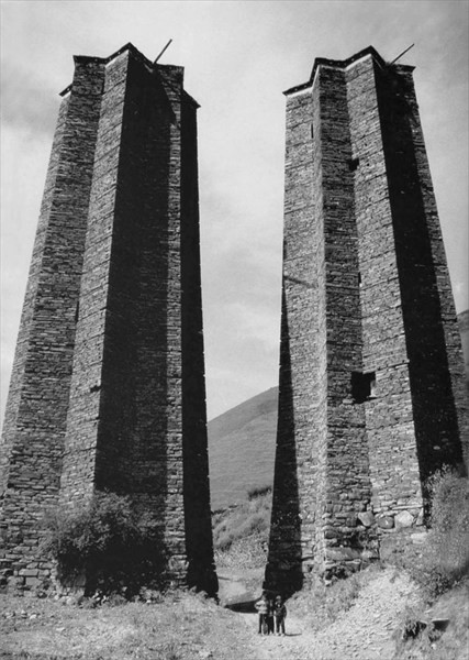 Кому нужны башни без окон и дверей? Кому нужны башни без окон и дверей?