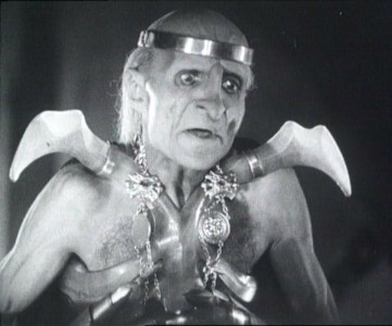 Кощеи - Бесы несущие смерть, т.е. бессмертные (в сказках «Кощей бессмертный»). Они управляют серыми народами. Главная задача Кощеев - накопление природных элементов, несущих и накапливающих энергию и распространение своей власти на большее количество Миров и Земель для ещё большего накопления природных элементов накапливающих энергию. Это золото и кристаллы (алмазы, янтарь и т.д.). Из-за этого всегда происходили и происходят войны (Асса), где Тьма стремилась одолеть количеством, а Светлые силы качеством. Даже у А.С. Пушкина есть про кощеев: «Там царь кощей над златом чахнет...», т.е. подпитывается от золота, которые ложью и обманом на захваченных Землях добывают «серые» народы. Тьме не хватает этой энергии (Инглии), которая истекает из Центра, от Самого Невидимого Отца именуемого РА-М-ХА. Чем ближе к Центру, тем больше Инглии, тем более комфортные условия существования.