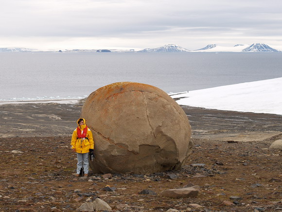 Загадочные шары на острове Чампа