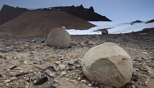 Загадочные шары на острове Чампа