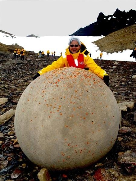 Загадочные шары на острове Чампа